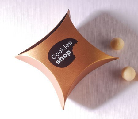 Scatola regalo dorata per bonbon e cioccolatini Scatola regalo dorata per bonbon e cioccolatini
