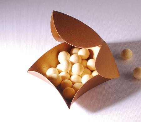 Scatola regalo dorata per bonbon e cioccolatini Scatola regalo dorata per bonbon e cioccolatini