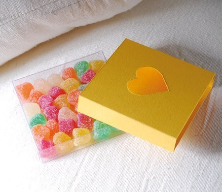 Scatola con cuore intagliato Scatola con cuore intagliato