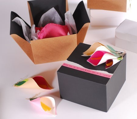 Scatola Regalo a Forma di Cubo con Nastro e Fiori Scatola Regalo a Forma di Cubo con Nastro e Fiori