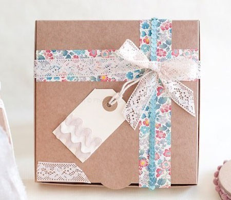Bella Scatola Regalo con Nastro e Nastro Floreale Bella Scatola Regalo con Nastro e Nastro Floreale