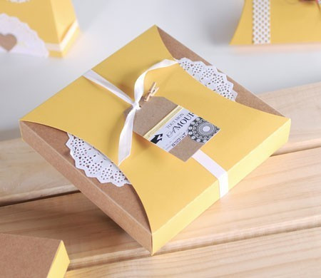Scatola Regalo con Fascia e Centrino
