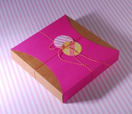 Scatola con fascia rosa e...