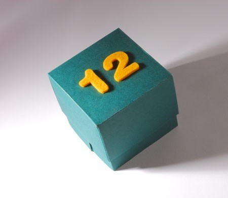 Scatola con numeri in feltro