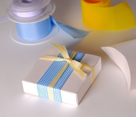 Scatola regalo con fiocchi