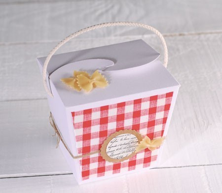 Scatola regalo decorata con pasta