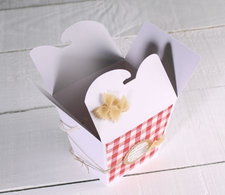 Scatola regalo decorata con pasta