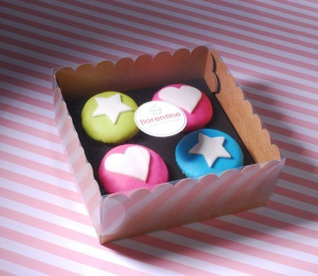 Scatola per quattro cupcake con etichetta Scatola per quattro cupcake con etichetta