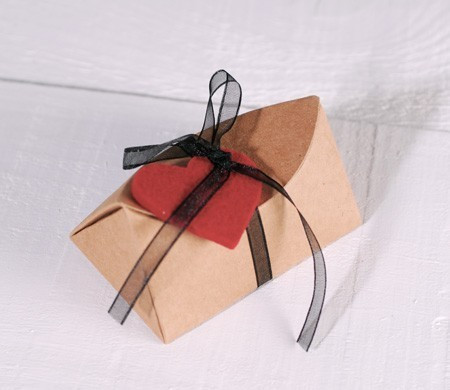 Scatola con fiocco e cuore in feltro