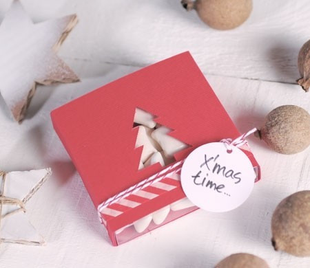 Scatola regalo di Natale con albero