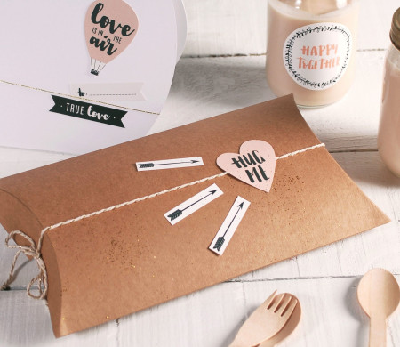 Scatola regalo per San Valentino dalla forma allungata Scatola regalo per San Valentino dalla forma allungata