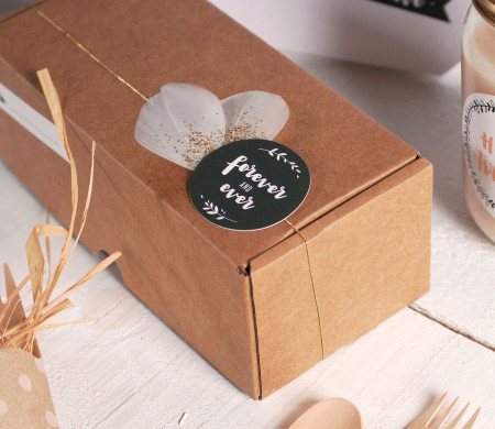 Scatola regalo con piume per San Valentino