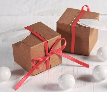 Scatola regalo quadrata con piume Scatola regalo quadrata con piume