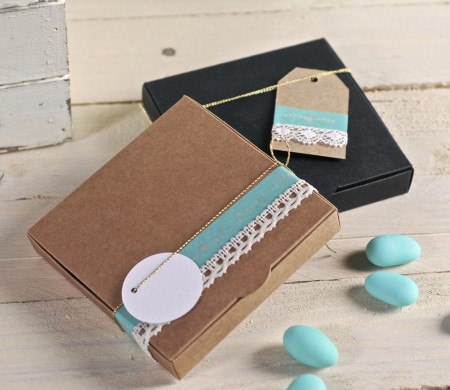 Scatolina da regalo quadrata con decorazione Scatolina da regalo quadrata con decorazione