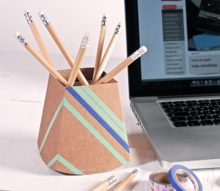 Cubilete de cartón decorado con washi tape