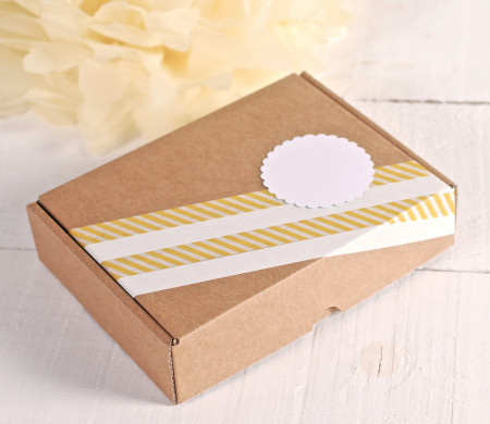 Scatola rettangolare con decorazione gialla e bianca Scatola rettangolare con decorazione gialla e bianca