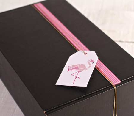 Scatola decorata in rosa e bianco con il flamenco