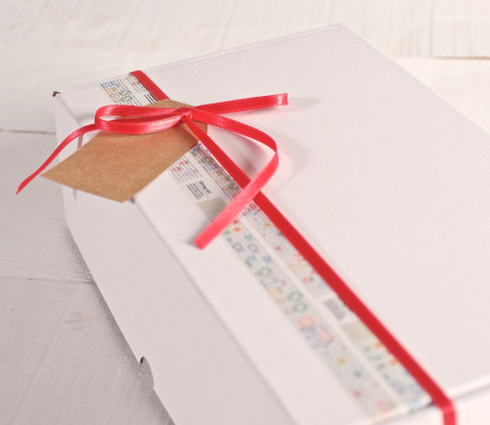 Scatola decorata con washi tape e nastro rosso