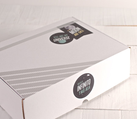 Caja rectangular decorada con pegatinas Universo