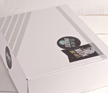 Caja rectangular decorada con pegatinas Universo