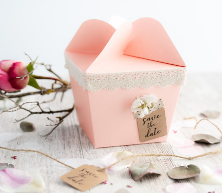 Scatola regalo con chiusura a forma di fiore Scatola regalo con chiusura a forma di fiore