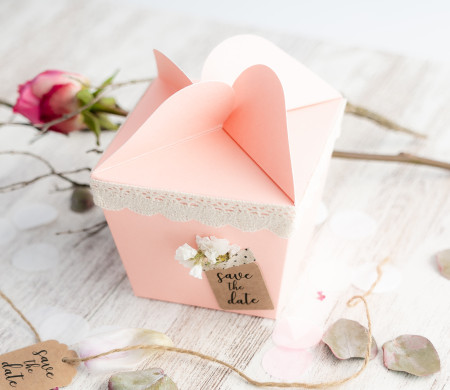Scatola regalo con chiusura a forma di fiore Scatola regalo con chiusura a forma di fiore