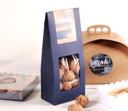 Scatola di frutta secca con finestra decorata Scatola di frutta secca con finestra decorata
