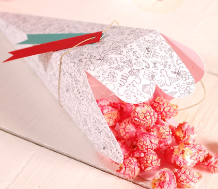 Scatola a cono con decorazioni Scatola a cono con decorazioni