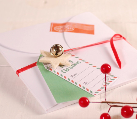 Scatola a forma di busta decorata per Natale