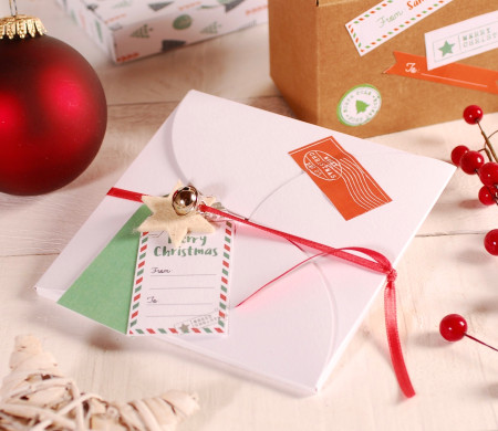 Scatola a forma di busta decorata per Natale