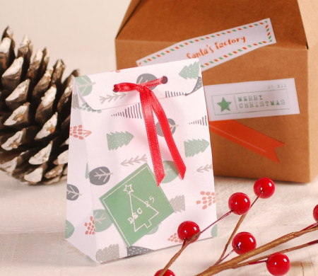 Scatolina a forma di busta decorata per Natale