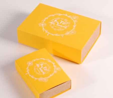Scatola gialla da fiammiferi per regalo