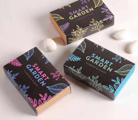 Scatola nera con stampa floreale