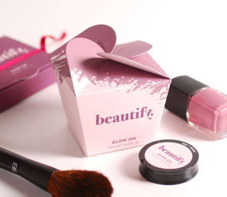 Scatola rosa con chiusura a forma di fiore Scatola rosa con chiusura a forma di fiore