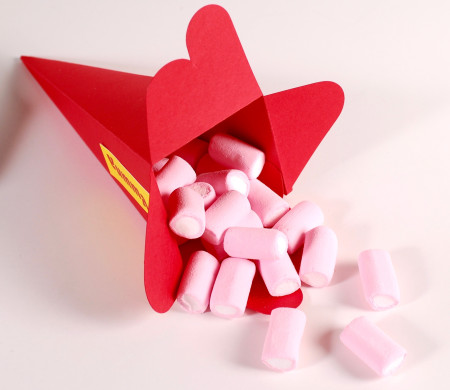 Scatola cono con caramelle