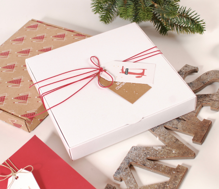 Scatola bianca per regali di Natale Scatola bianca per regali di Natale