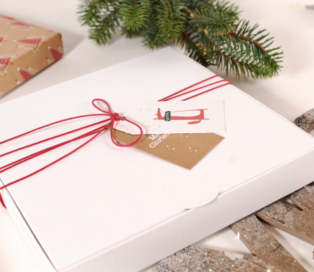 Scatola bianca per regali di Natale Scatola bianca per regali di Natale