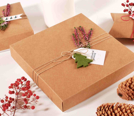 Scatola regalo in cartone piatto con decorazioni natalizie