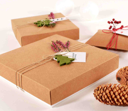 Scatola regalo in cartone piatto con decorazioni natalizie Scatola regalo in cartone piatto con decorazioni natalizie