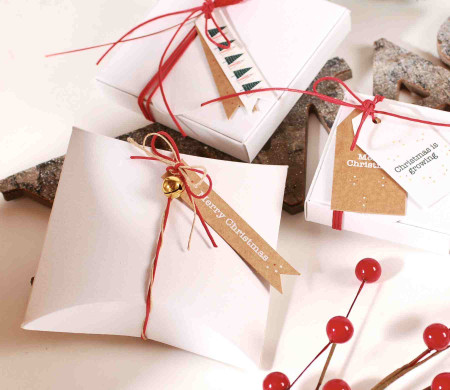 Scatola regalo in cartone con decorazioni natalizie