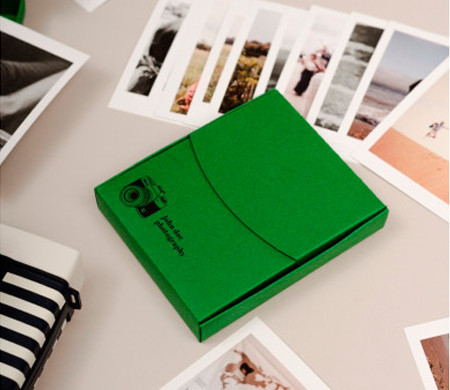 Scatola verde per polaroid