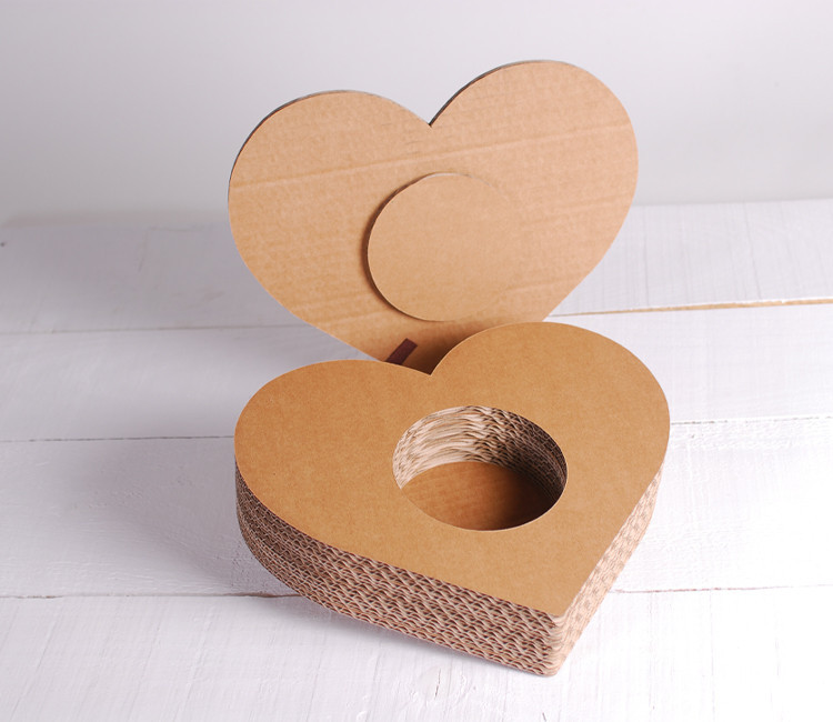 Un regalo fatto con il cuore (decorativo in cartone)! Un regalo fatto con il cuore (decorativo in cartone)!