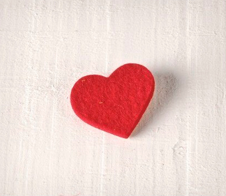 Cuore rosso in feltro per decorazioni