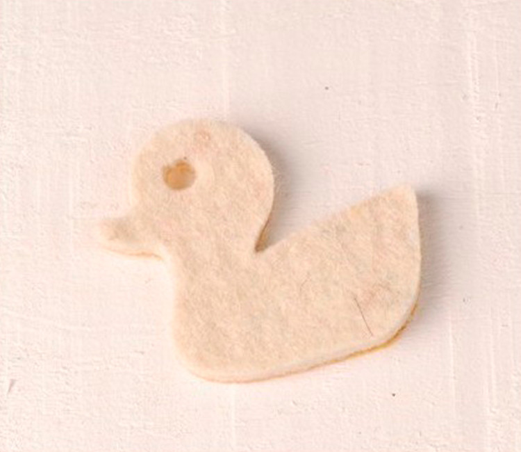 Simpatica decorazione in feltro a forma di paperella per i regali