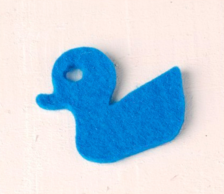Simpatica decorazione in feltro a forma di paperella per i regali