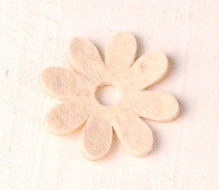 Margherita in feltro per decorare regali originali