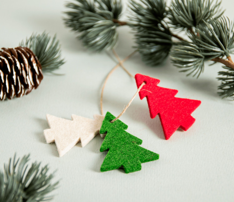 Abete in feltro per i regali di Natale