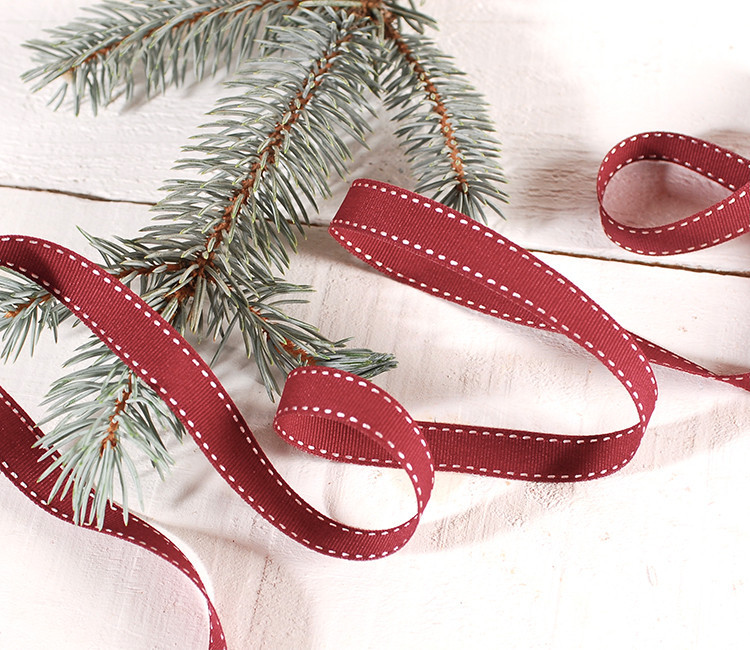 Nastro grosgrain rosso per avvolgere i tuoi regali Nastro grosgrain rosso per avvolgere i tuoi regali