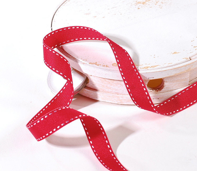 Nastro grosgrain rosso per avvolgere i tuoi regali Nastro grosgrain rosso per avvolgere i tuoi regali