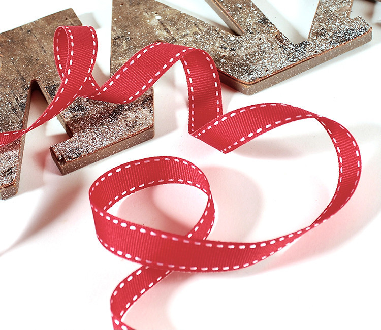 Nastro grosgrain rosso per avvolgere i tuoi regali Nastro grosgrain rosso per avvolgere i tuoi regali